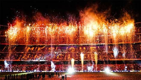 Pháo hoa sáng rực một góc khán đài sân Nou Camp để mở đầu lễ hội nhân dịp Barca đoạt chức vô địch Liga thứ 20 trong lịch sử CLB.