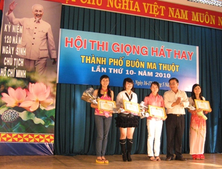 4 giải Nhì được trao cho các thí sinh: Bùi Thị Bích Phương, Nguyễn Thị Bích Ngọc, Đồng Ngọc Mỹ Linh, Nguyễn Thị Ý Nhi.