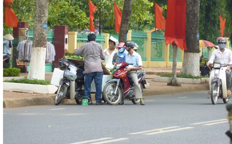 Khi có khách thì chiếc cân mới được kéo vào, nếu không thì nó sẽ được để ra lòng đường.