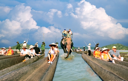 Hồ Lak - một thắng cảnh đẹp của Dak Lak luôn thu hút nhiều du khách trong nước và quốc tế. (Ảnh: Phạm Huỳnh)