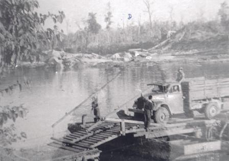 Chiến sĩ cầu phà Trung đoàn 4 Sư đoàn 470 đang cho xe ô tô vượt sông Sêrêpôk tháng 1 năm 1975. (Ảnh: T.L)