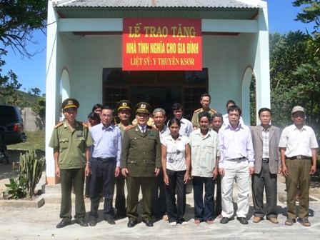 Thiếu tướng Huỳnh Huề trong lần trao nhà tình nghĩa cho đồng chí Y Thuyên Ksơr tại xã Yang Mao, huyện Krông Bông.