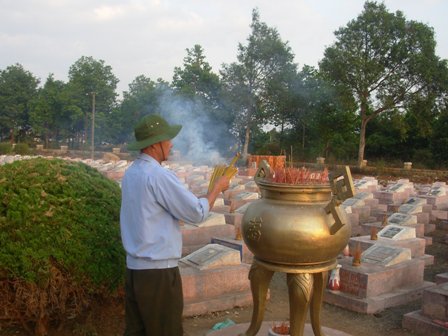 Công việc hằng ngày của ông Nguyễn Xuân Hòa là thắp một bó nhang to trước lư hương chung các liệt sĩ.