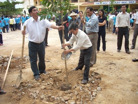 Đồng chí Phạm Tấn Bê, Bí thư Huyện ủy tham gia trồng cây với các em học sinhTrường THPT Ea Súp.