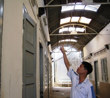 Rất nhiều người lao động thuê trọ vẫn phải trả tiền điện với giá 2.000 đồng/kwh. (Ảnh: Ngọc Hồng)