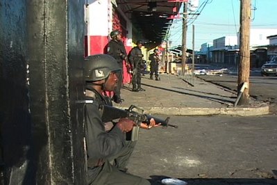Hàng nghìn cảnh sát và binh sĩ Jamaica hôm 25-5 đã lùng sục các khu ô chuột ở thủ đô Kingston để truy bắt trùm ma tuý bị Mỹ truy nã trong ngày thứ 3 của các cuộc chiến trên đường phố vốn cướp đi sinh mạng của ít nhất 30 người.