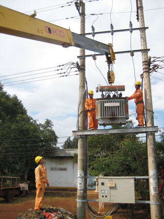 Công nhân Công ty Điện lực Dak Lak đang lắp đặt 1 trạm biến áp.