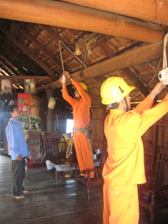 Lắp đặt hệ thống điện sinh hoạt cho hộ đồng bào dân tộc thiểu số. (Ảnh: Đình Kim)