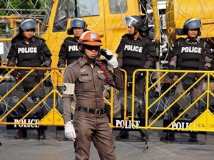     Chính phủ Thái Lan đã triển khai 2.000 cảnh sát tại Bangkok để đảm bảo an ninh thủ đô. Quyết định này được thực hiện nhằm chuẩn bị cho kế hoạch khôi phục lại hoạt động kinh doanh tại thủ đô, vốn bị ảnh hưởng nghiêm trọng trong đợt biểu tình vừa qua của lực lượng "áo đỏ." 