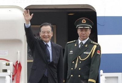 Ngày 28-5, Thủ tướng Trung Quốc Ôn Gia Bảo đã đến Seoul, bắt đầu chuyến thăm chính thức Hàn Quốc kéo dài 3 ngày. Ông Ôn Gia Bảo dự kiến có cuộc hội đàm với Tổng thống Hàn Quốc Lee Myung-bak vào chiều nay, một ngày trước hội nghị thượng đỉnh 3 bên giữa Trung Quốc, Hàn Quốc và Nhật Bản. Chuyến thăm của Thủ tướng Trung Quốc diễn giữa lúc căng thẳng trên bán đảo Triều Tiên đang gia tăng sau vụ đắm tàu chiến Hàn Quốc hồi tháng 3.