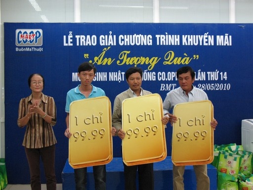 Đại diện sở Công thương trao quà cho khách hàng trúng giải nhất  Ảnh:H.H