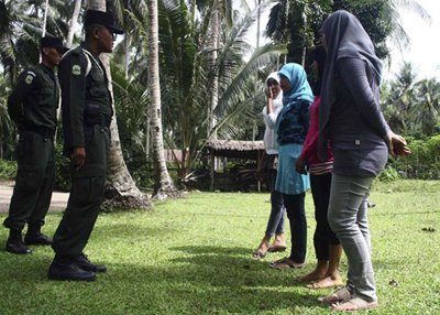 Các nhà chức trách tại tỉnh Aceh của Indonesia đã phân phát 20.000 chiếc váy dài và cấm các cửa hàng bán những loại quần bó sát sau khi quy định cấm phụ nữ mặc quần áo khoe cơ thể có hiệu lực kể từ hôm thứ Năm tuần này. 