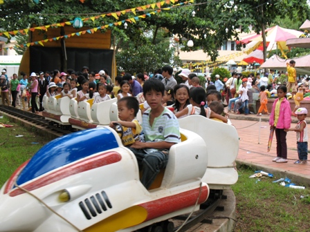 Hào hứng đi tàu điện ở khu vui chơi Nhà VHTTN.