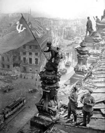 Hồng quân cắm quốc kỳ Liên Xô lên mái vòm Reichtag vào sáng sớm 1-5-1945.