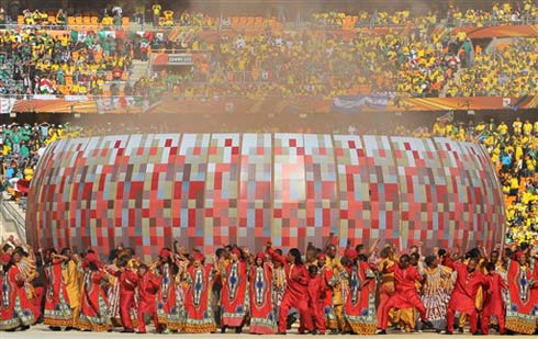 Các khán đài tràn ngập màu vàng truyền thống của CĐV Nam Phí, gần như không còn chỗ trống.