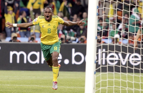Pha ăn mừng của Tshabalala sau khi ghi bàn thắng đầu tiên của World Cup năm nay.