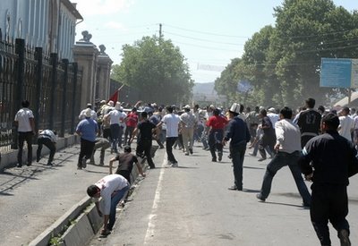 Nhiều nhà lãnh đạo quốc tế cảnh báo Kyrgyzstan có thể rơi vào một cuộc nội chiến.