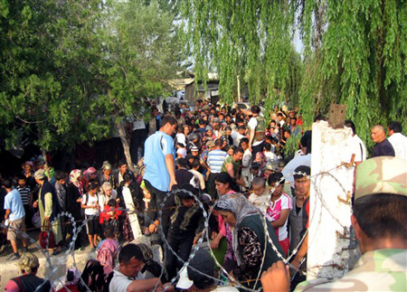Hơn 75.000 người Uzbekistan đã phải chạy khỏi Kyrgyzstan trong lúc các đám đông tiếp tục đốt nhà, cướp bóc ở miền nam nước này.