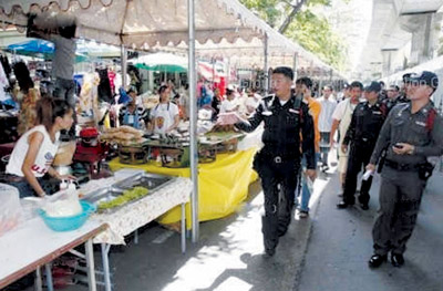 Thái Lan bắt đầu khai trương hội chợ trên đường Silom ở Bangkok, nơi từng là cứ điểm của lực lượng biểu tình áo đỏ. Hơn 2.000 quầy tham gia hội chợ mang tên “Cùng nhau chúng ta có thể bán nhiều hàng hóa”. Hội chợ này là một trong những hoạt động nhằm đền bù cho những người buôn bán bị thiệt hại trong khu biểu tình