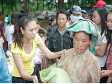 Ca sĩ Mỹ Tâm trao quà cho người dân ở xã Cư Pui.