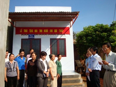 Trao tặng nhà cho cựu thanh niên xung phong Lê Thị Xuân.