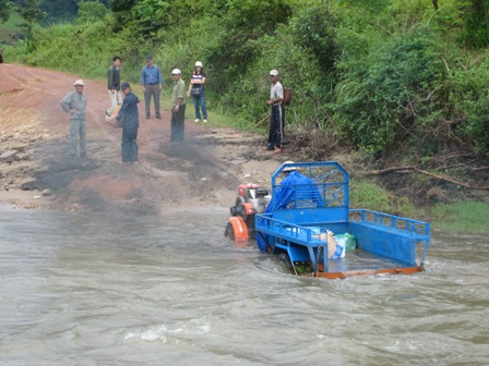 Phóng viên vượt suối trong một chuyến đi công tác ở Lăk