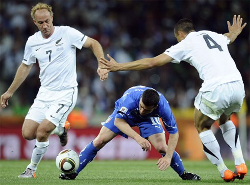 Để New Zealand (áo trắng) cầm hòa, Italy trở thành nỗi thất vọng mới nhất tại World Cup 2010