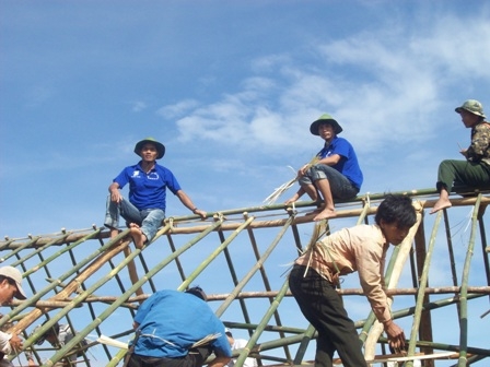 Giúp dân lợp nhà tại huyện M’Drak