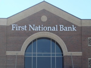 Chính quyền liên bang Mỹ vừa đóng cửa ba ngân hàng là Peninsula Bank tại bang Florida, First National Bank tại Georgia và High Desert State Bank tại bang New Mexico, nâng tổng số ngân hàng bị phá sản trong sáu tháng đầu năm 2010 lên 86.