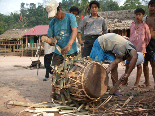 Người dân trong bản Cà Roòng Chuẩn bị trống cho lễ hội