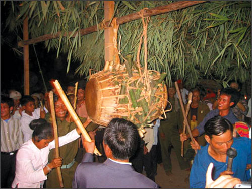 Cùng nhau đánh trống hội