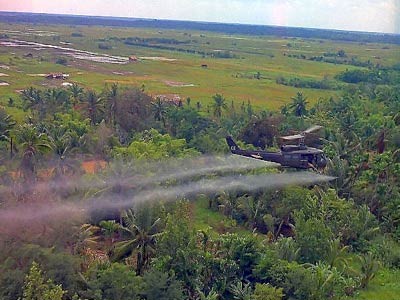 Một trực thăng Mỹ đang phun thuốc khai quang tại một khu vực rậm rạp ở Đồng bằng sông Cửu Long ngày 26/7/1969(Ảnh trích từ: wikipedia.org) 