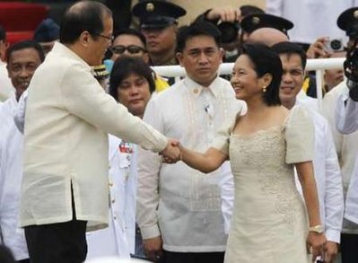 Tổng thống mãn nhiệm Gloria Macapagal Arroyo (trái) cùng các nhà ngoại giao chúc mừng tân Tổng thống Aquino.