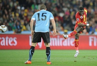 Ghana (áo đỏ) đã có bàn thắng dẫn trước bằng cú dứt điểm quyết đoán của Muntari