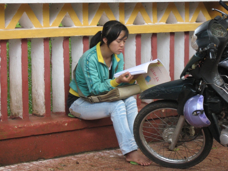 Ngay bên ngoài hoa viên Đài tưỏng niệm các chiến sĩ vô danh...