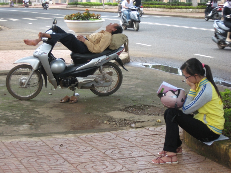 Cũng có nhiều gia đình do quá mệt nên đã nghĩ lại bên vệ đường, nhưng riêng các thí sinh luôn lo lắng cho bài vở