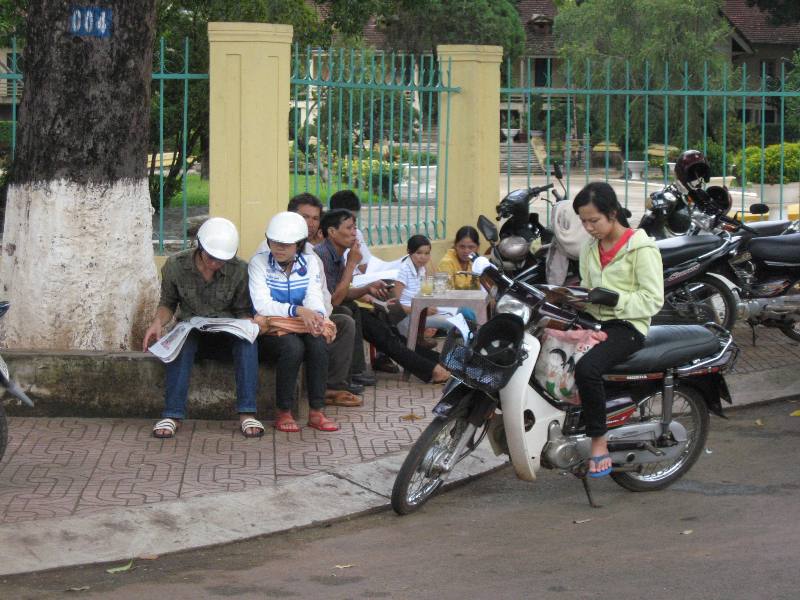 Có những em thì học bài ngay trên xe...