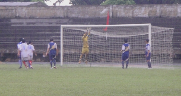 Pha đánh đầu nâng tỉ số lên 2-1của U17 Dak Lak