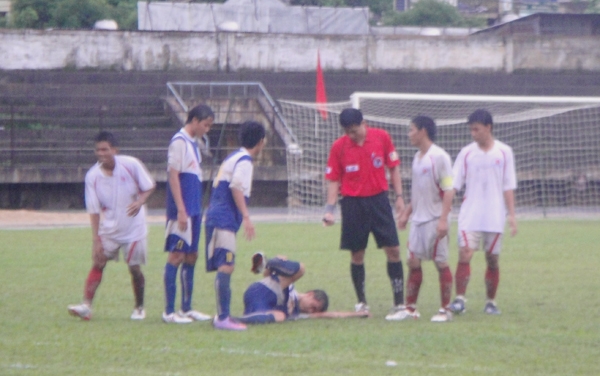 Trời mưa, sân trơn khiến nhiều cầu thủ của cả hai bên bị chấn thương bởi những pha vào bóng không ác ý