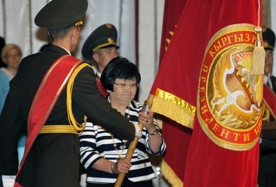 Nhà lãnh đạo lâm thời Kyrgyzstan, bà Roza Otunbayeva đã tuyên thệ nhậm chức Tổng thống tạm quyền, trở thành nhà lãnh đạo nữ đầu tiên trong lịch sử của quốc gia Trung Á này. Theo kế hoạch, nhiệm kỳ của bà Otunbayeva sẽ kéo dài đến ngày 31-12-2011, thời điểm diễn ra cuộc bầu cử tổng thống mới.