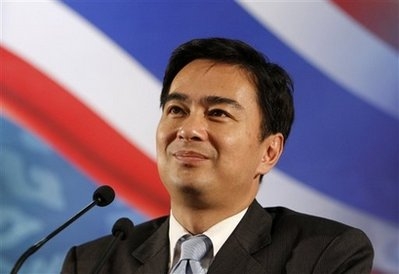 Thủ tướng Thái Abhisit Vejjajiva cho rằng quân đội và nhà vua không nên can thiệp vào chính trị, trong khi đất nước đang hồi phục từ cuộc bạo động tồi tệ nhất trong nhiều thập kỷ.