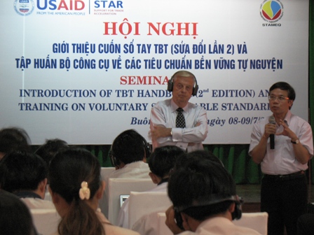 Cố vấn cao cấp Dự án USAID/STAR-Việt Nam giới thiệu cuốn sổ tay TBT (sửa đổi lần 2) và tập huấn bộ công cụ về các tiêu chuẩn bền vững tự nguyện.