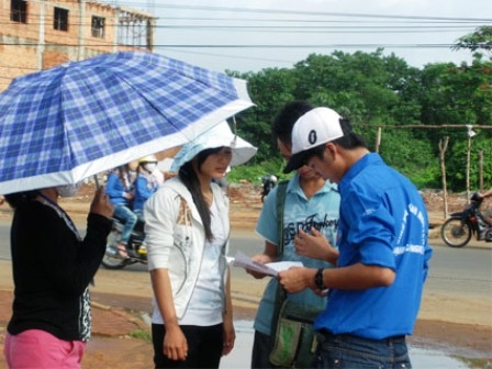 Sinh viên tình nguyện Trường Đại học Tây Nguyên hướng dẫn thí sinh làm thủ tục dự thi tại trường.