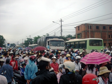 Cùng chịu cảnh tắc đường. (Ảnh: Văn Lệ)