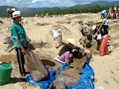 Khai thác tài nguyên dẫn đến môi trường nước bị ô nhiễm và cạn kiệt (Ảnh: T.L)