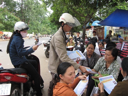 Phát tờ rơi quảng cáo, giới thiệu tuyển sinh vào các trường trung cấp nghề.