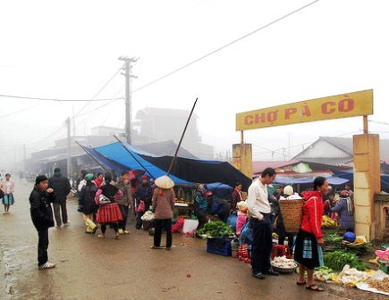 Chợ Pà Cò trong sương sớm