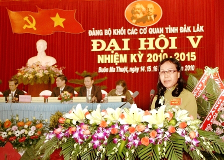 Đồng chí Nguyễn Thị Kim Thoa, Bí thư Đảng ủy Khối các cơ quan tỉnh nhiệm kỳ 2005-2010 phát biểu khai mạc Đại hội  (Ảnh: P.H)