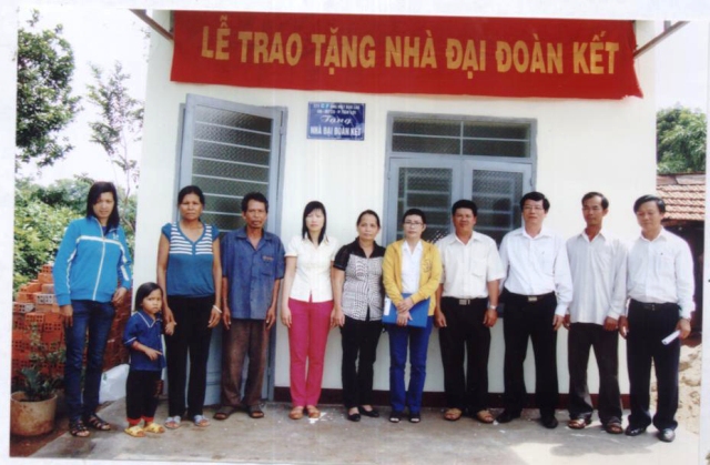 Lễ trao tặng nhà đoàn kết cho gia đình bà Ksơr H’nhao