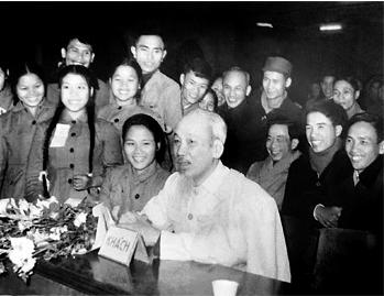 Bác Hồ thăm Đại hội Thanh niên xung phong chống Mỹ cứu nước 12-1-1967 